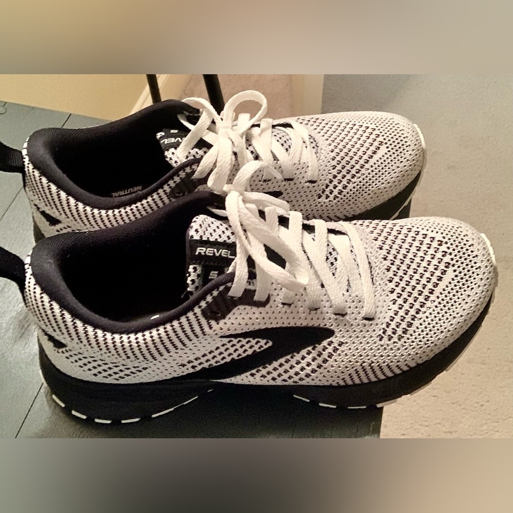 Brooks Revel Size 6.5